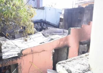 Comunitarios de Villas Agrícolas se quejan de tardanza de bomberos a incendio donde murieron dos niños