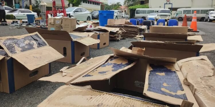DNCD ocupa 392 láminas cocaína, armas y vehículos a tres hombres