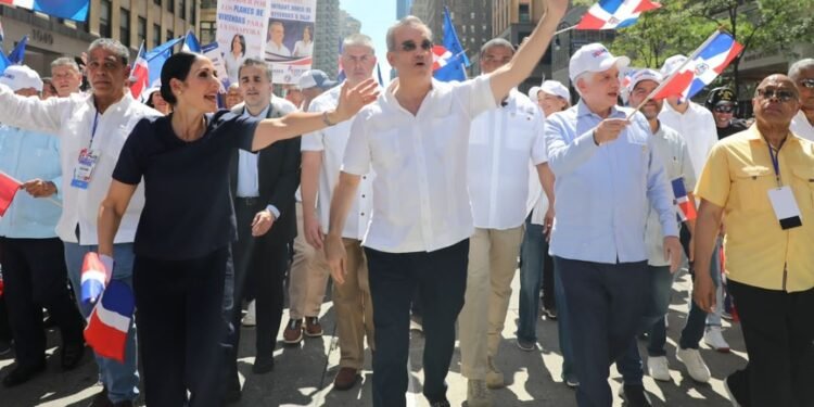 Abinader encabezó el desfile de comunidad dominicana N. York