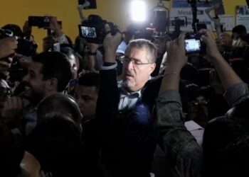 Bernardo Arévalo, de izquierda, será nuevo presidente Guatemala