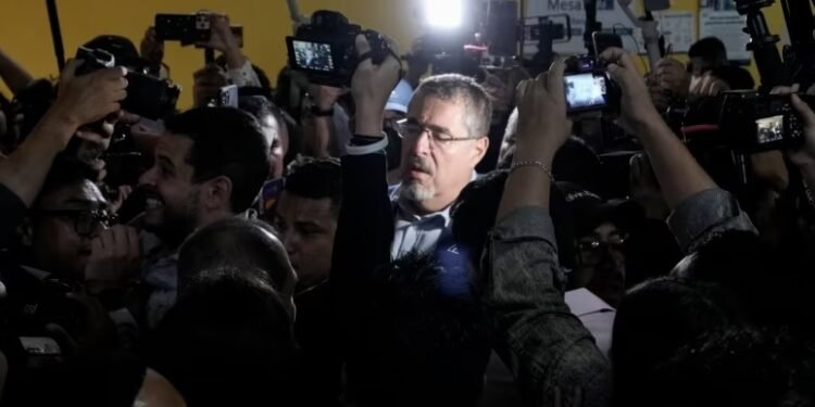 Bernardo Arévalo, de izquierda, será nuevo presidente Guatemala