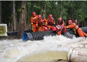 33 muertos y 18 desaparecidos tras las inundaciones en Pekín