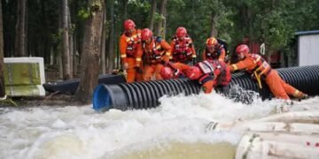 33 muertos y 18 desaparecidos tras las inundaciones en Pekín