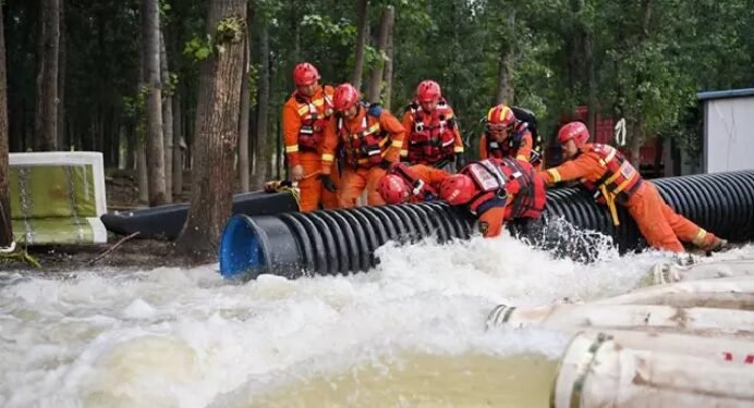 33 muertos y 18 desaparecidos tras las inundaciones en Pekín