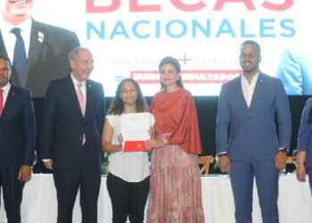 Vice Peña encabeza entrega de 8 mil becas a jóvenes dominicanos