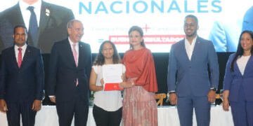 Vice Peña encabeza entrega de 8 mil becas a jóvenes dominicanos