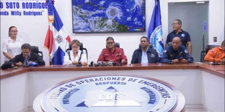 COE incrementa alertas ante tormenta tropical Franklin; 14 provincias en rojo