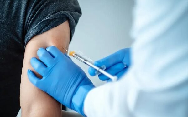 Desarrollan vacuna contra virus vinculado con esclerosis múltiple