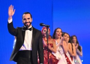 Siete de cada diez salvadoreños apoyan que Bukele busque la reelección, según encuesta
