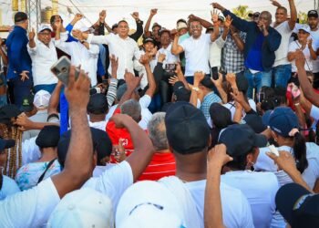 Víctor Pichardo encabeza multitudinaria caravana en Monte Plata junto a candidatos PRM