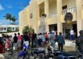 Decenas de personas reciben el bono navideño en provincias de la región Este