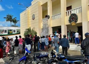 Decenas de personas reciben el bono navideño en provincias de la región Este
