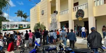 Decenas de personas reciben el bono navideño en provincias de la región Este