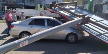 Ayuntamiento de Santiago lamenta colapso de valla publicitaria «ilegal» y afirma que la soldó
