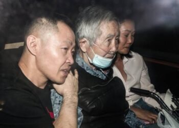 El indultado expresidente peruano Alberto Fujimori sale de prisión