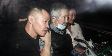 El indultado expresidente peruano Alberto Fujimori sale de prisión