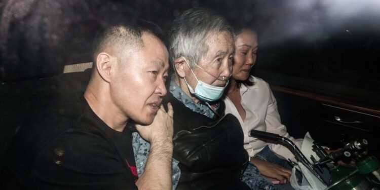 El indultado expresidente peruano Alberto Fujimori sale de prisión