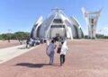 Por los «milagros cumplidos», señora acude desde hace 40 años al Cristo de los Milagros