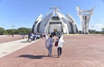 Por los «milagros cumplidos», señora acude desde hace 40 años al Cristo de los Milagros