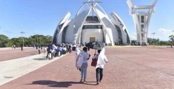 Por los «milagros cumplidos», señora acude desde hace 40 años al Cristo de los Milagros