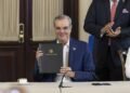 Abinader firma decreto para regular publicidad estatal en tiempo electoral