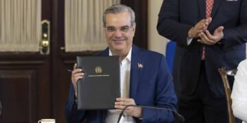 Abinader firma decreto para regular publicidad estatal en tiempo electoral