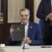 Abinader firma decreto para regular publicidad estatal en tiempo electoral