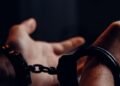 Tres meses de coerción a policía por el asesinato de pareja