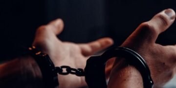 Tres meses de coerción a policía por el asesinato de pareja