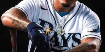 Niños de escuela de béisbol acuden al Palacio de Justicia de Puerto Plata en apoyo a Wander Franco