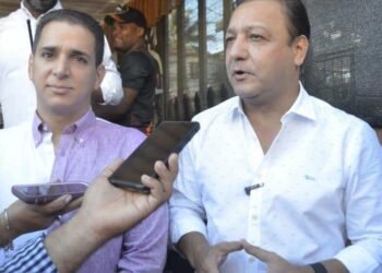 Abel Martínez realiza recorrido con candidatos municipales de Santiago