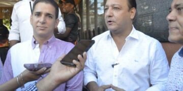 Abel Martínez realiza recorrido con candidatos municipales de Santiago