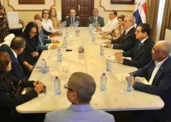 Abinader promete a médicos responder sus demandas sobre seguridad social y ajuste salarial