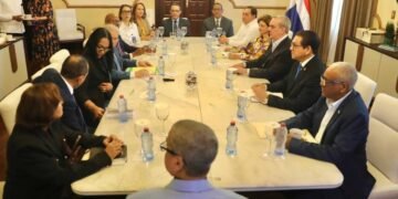 Abinader promete a médicos responder sus demandas sobre seguridad social y ajuste salarial