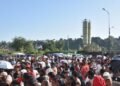 Afectados por lluvias de noviembre se amontonan en Domingo Savio para recibir electrodomésticos