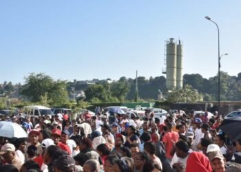 Afectados por lluvias de noviembre se amontonan en Domingo Savio para recibir electrodomésticos