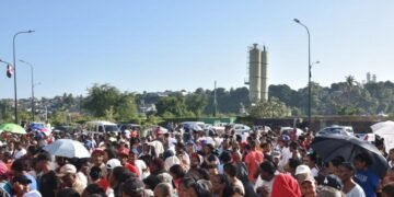 Afectados por lluvias de noviembre se amontonan en Domingo Savio para recibir electrodomésticos