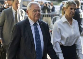 El senador Bob Menéndez y su esposa piden juicios separados en caso por sobornos