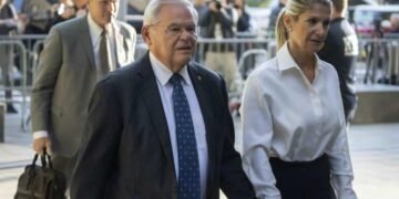 El senador Bob Menéndez y su esposa piden juicios separados en caso por sobornos