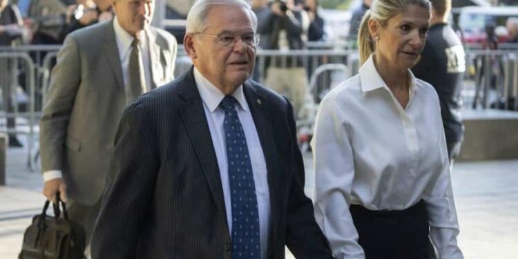 El senador Bob Menéndez y su esposa piden juicios separados en caso por sobornos