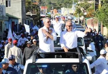 Aspirantes municipales del PRM caminan bajo el manto de Abinader