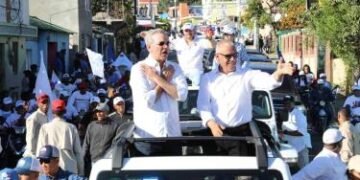 Aspirantes municipales del PRM caminan bajo el manto de Abinader