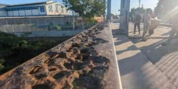 Camioneros haitianos y dominicanos temen que se desplome puente que une ambos países por Dabajón