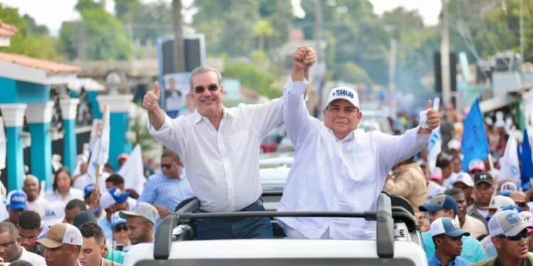 Abinader recorre Azua al cierre de agenda de respaldo a candidatos municipales del Sur