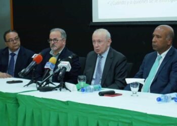 PRM y Fuerza del Pueblo en disputa por presunto uso político de bonos gubernamentales