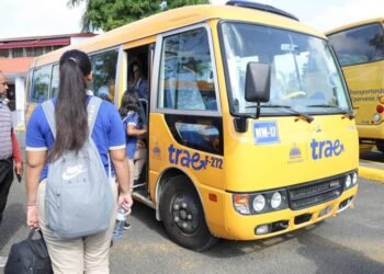 Estudiantes de Santo Domingo Oeste también tendrán acceso a autobuses escolares