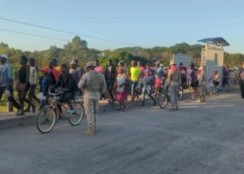 Haitianos participan en el mercado de Dajabón sin inconvenientes para cruzar productos