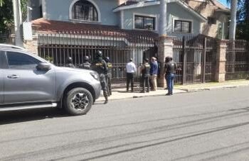 Allanan casa de diputada Rosa Pilarte y su esposo Micky López en La Vega