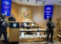 Autoridades confiscan 255 paquetes de droga.