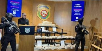 Autoridades confiscan 255 paquetes de droga.